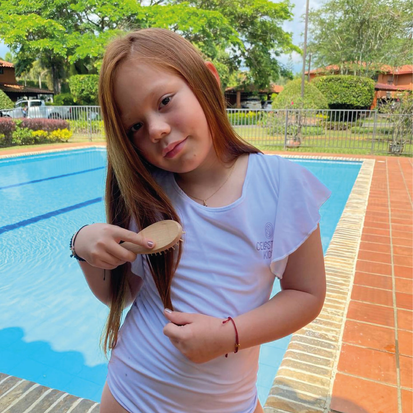 Nuestro Cepillo de Bambú Celestial Kids, ayuda a estimular los folículos pilosos y la circulación, promoviendo el crecimiento del cabello de manera natural y saludable, además acondiciona y desenreda el cabello y previene el frizz.