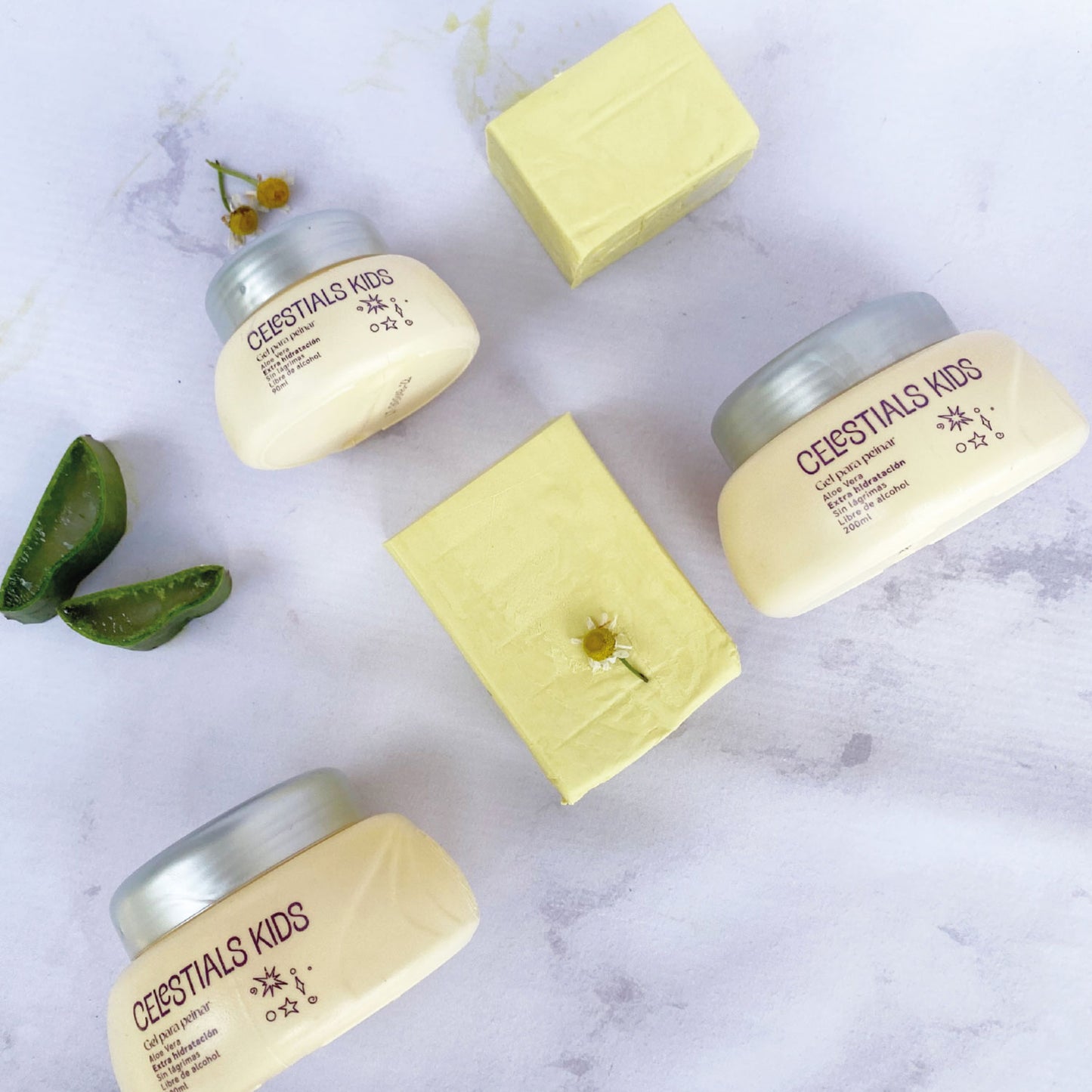 El Gel Celestial Kids moldea el cabello sin generar resequedad. Adicionado con Aloe Vera y Extracto de Manzanilla que hidratan profundamente el cabello.