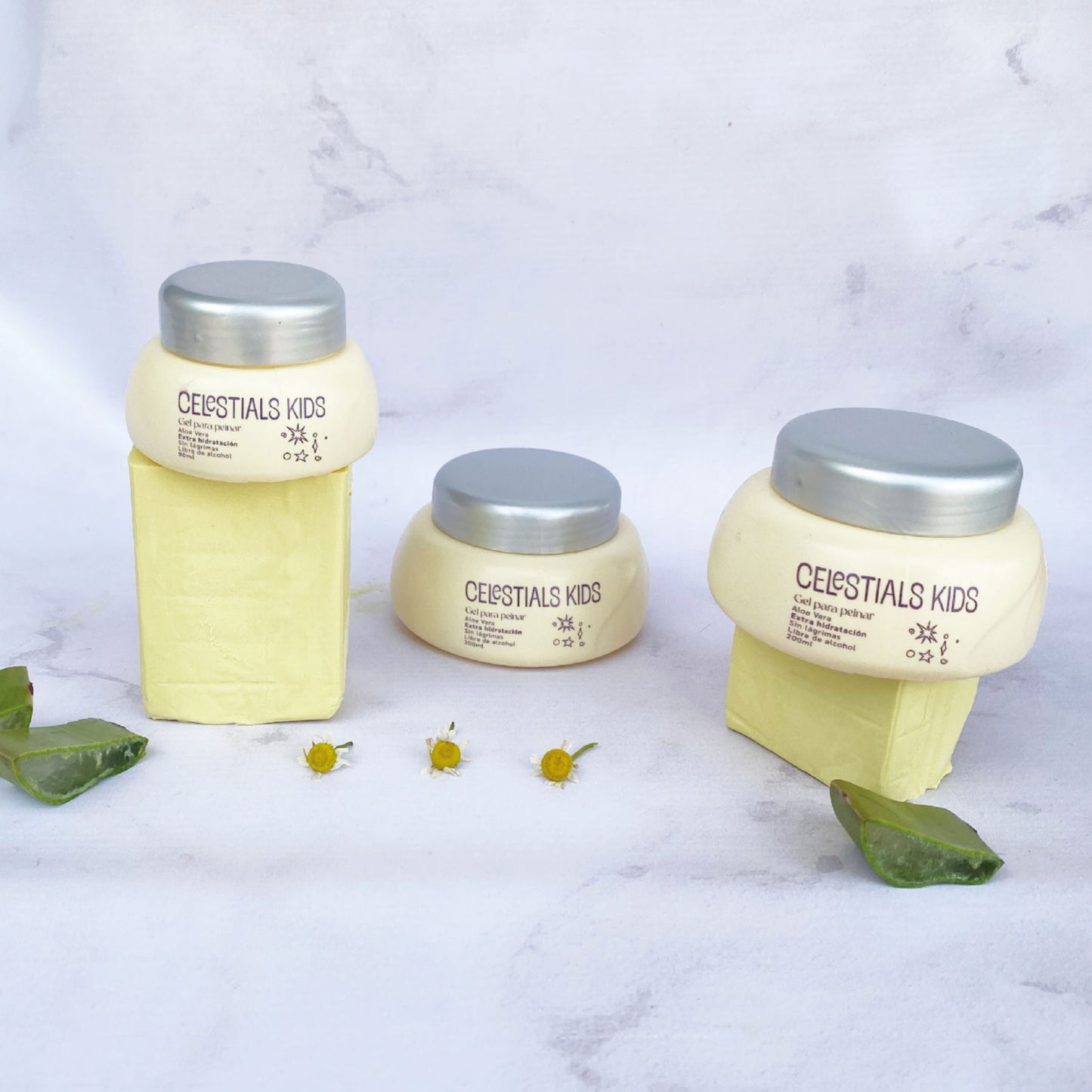 El Gel Celestial Kids moldea el cabello sin generar resequedad. Adicionado con Aloe Vera y Extracto de Manzanilla que hidratan profundamente el cabello.