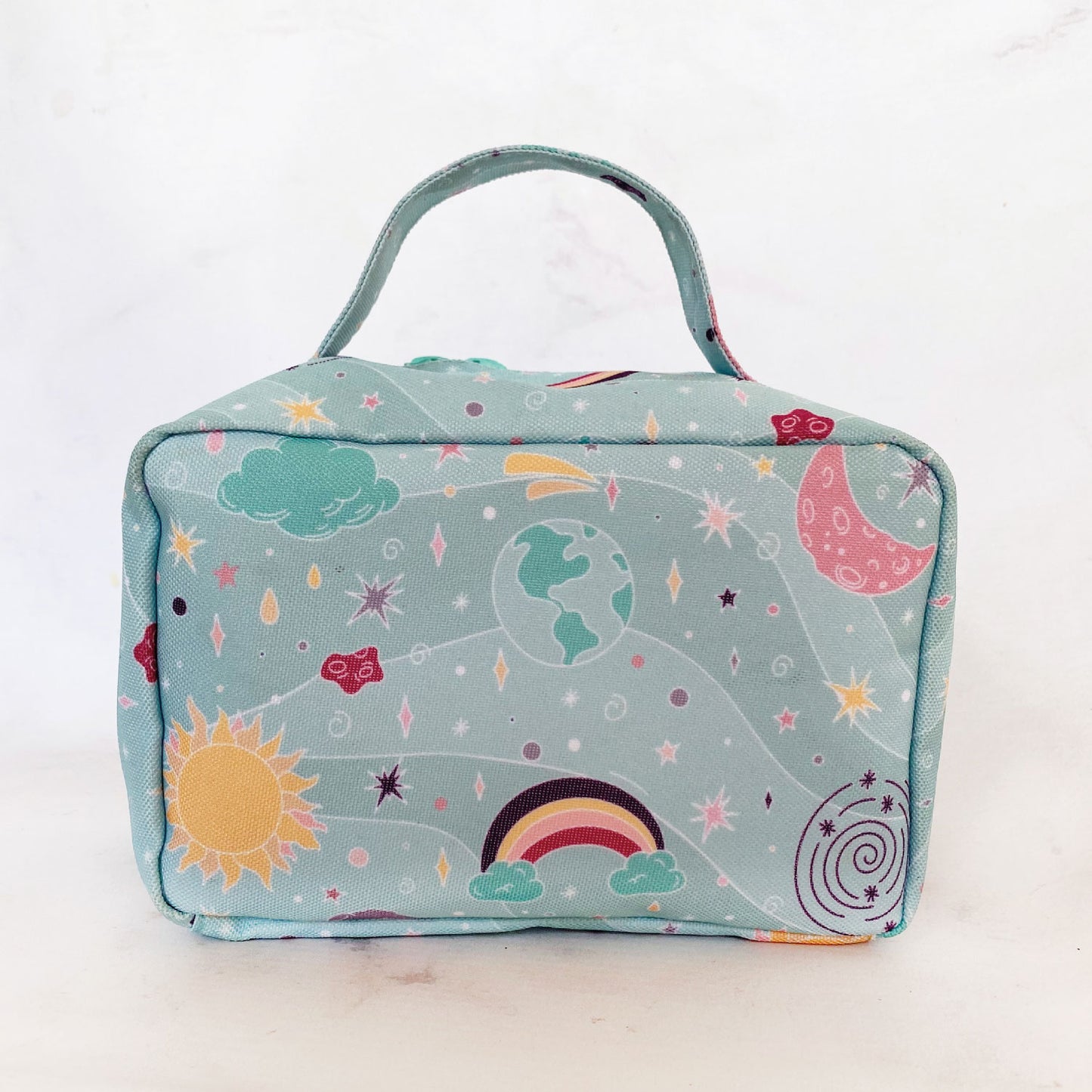 Estuche elaborado en lona poliéster con sublimación personalizada parte posterior, lateral y agarre, con vinilo transparente C112 al frente. Estampado frente a dos tintas