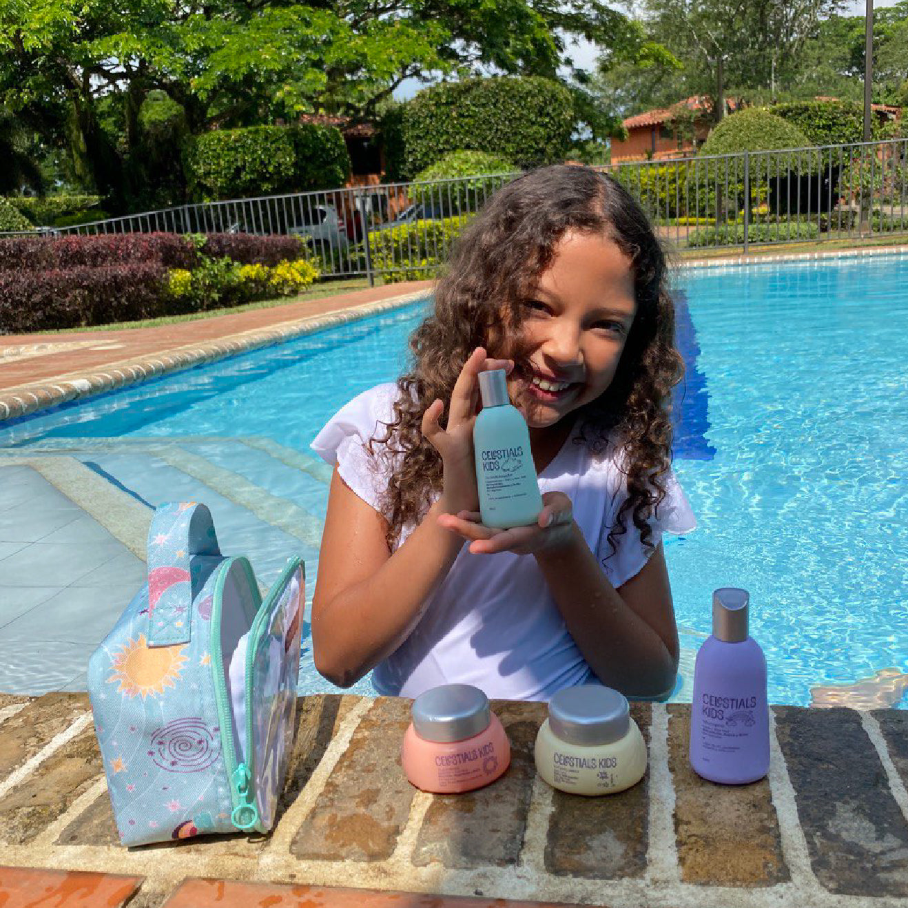 Niña con kit viajero