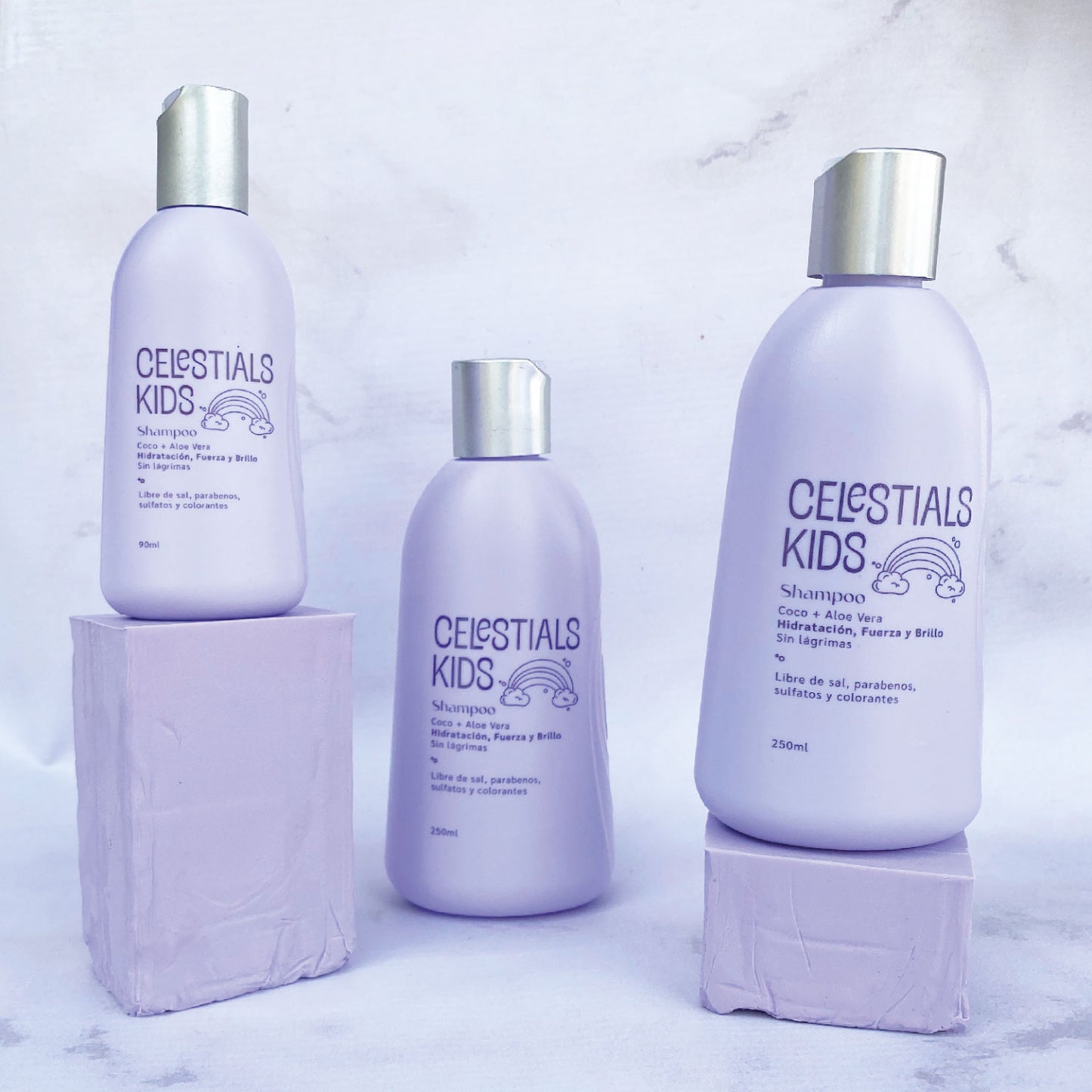 El Shampoo Celestial Kids entrega un cabello limpio, desenredado hidratado, hidratado y con brillo intenso. Sus componente activos como extractos de Coco y Aloe Vera aportan lubricación, fuerza y brillo a todo el cabello.