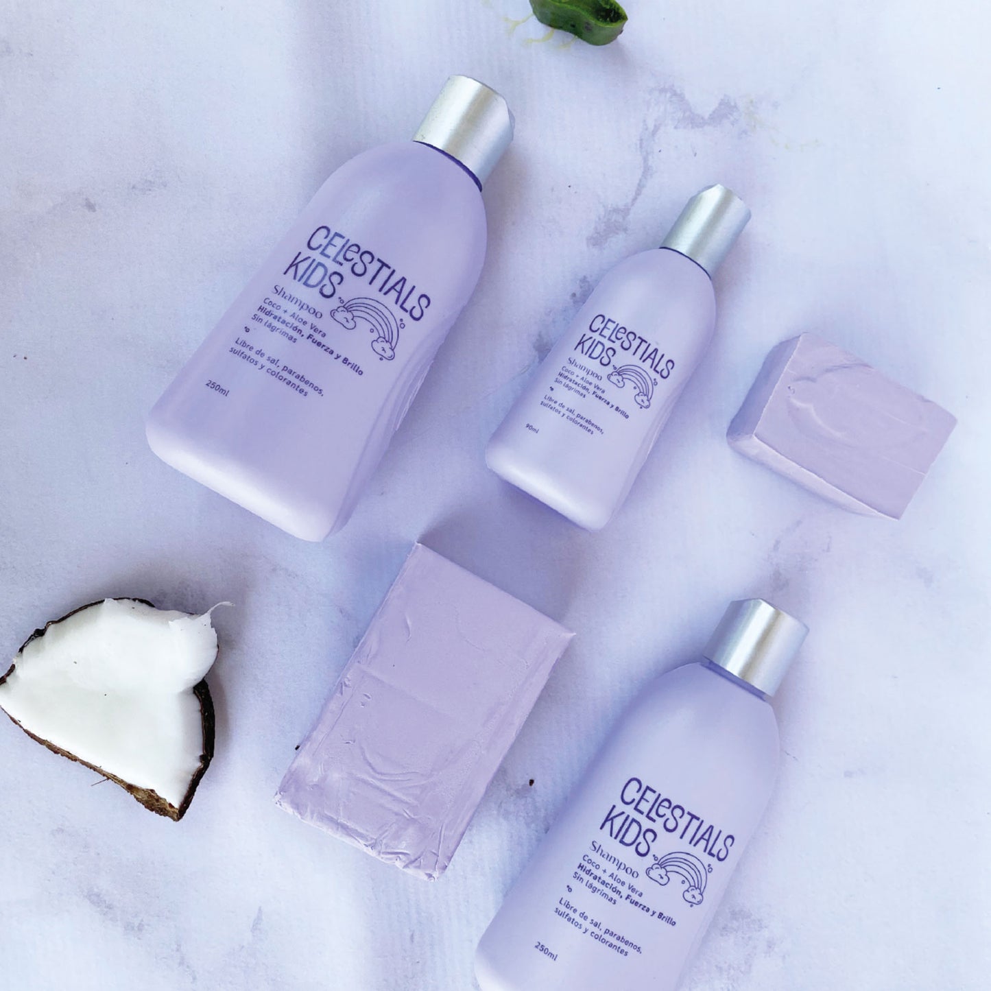 El Shampoo Celestial Kids entrega un cabello limpio, desenredado hidratado, hidratado y con brillo intenso. Sus componente activos como extractos de Coco y Aloe Vera aportan lubricación, fuerza y brillo a todo el cabello.