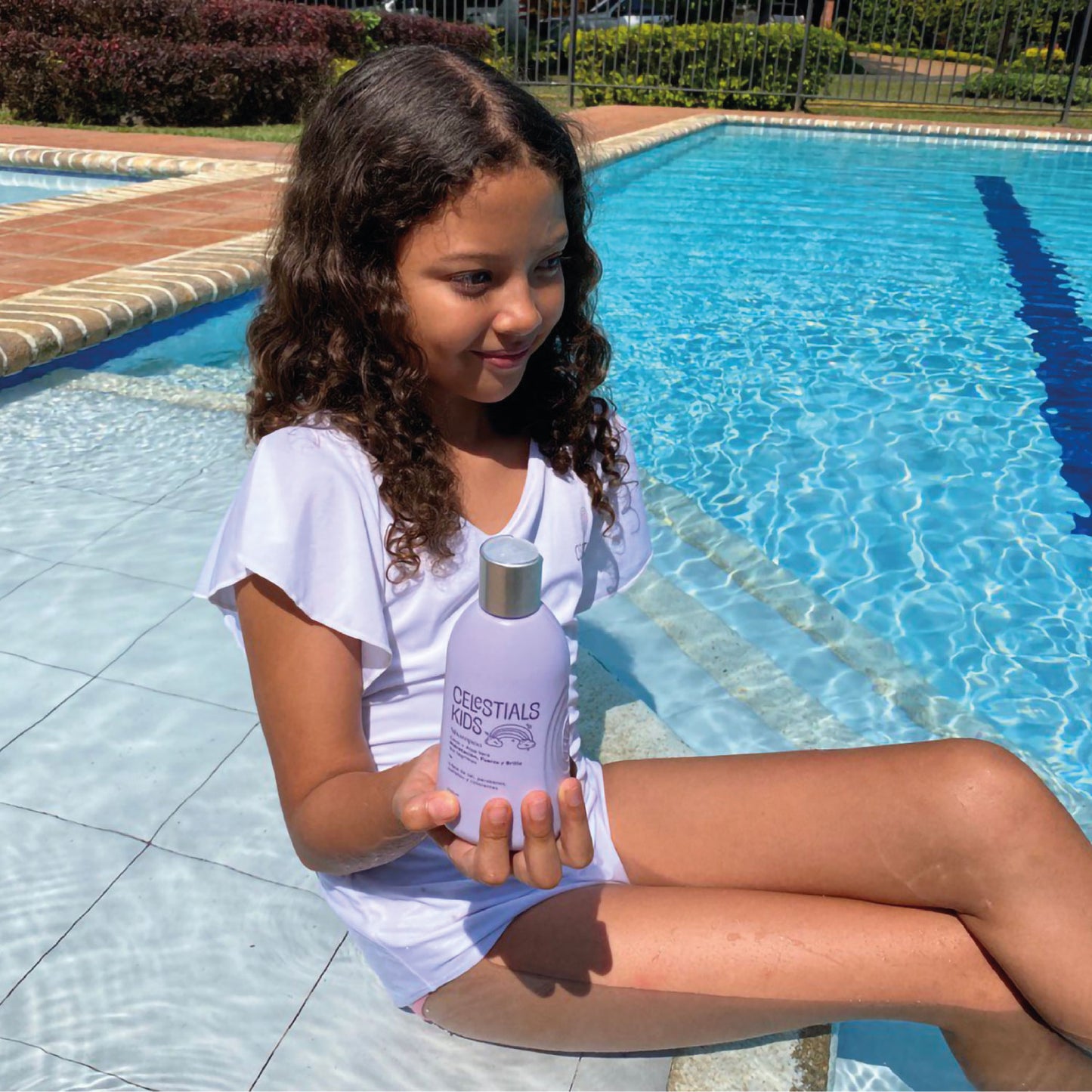 El Shampoo Celestial Kids entrega un cabello limpio, desenredado hidratado, hidratado y con brillo intenso. Sus componente activos como extractos de Coco y Aloe Vera aportan lubricación, fuerza y brillo a todo el cabello.