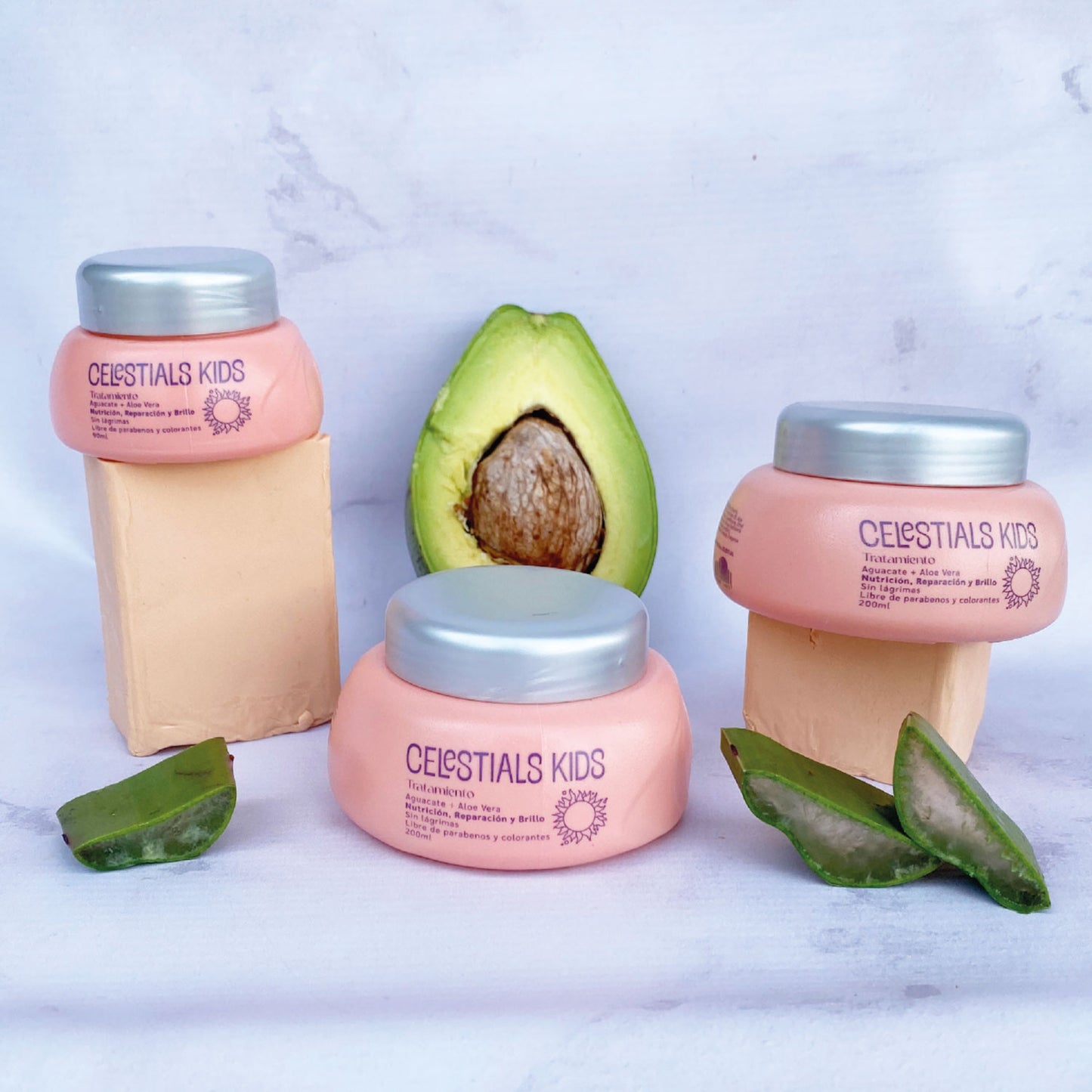 El Tratamiento Celestial Kids repara el cabello desde la primera aplicación. La balanceada adición de extracto de Aguacate, Aloe Vera y Pantenol aportan emoliencia, nutrición y acondicionamiento dejando el cabello suave, natural y con brillo.