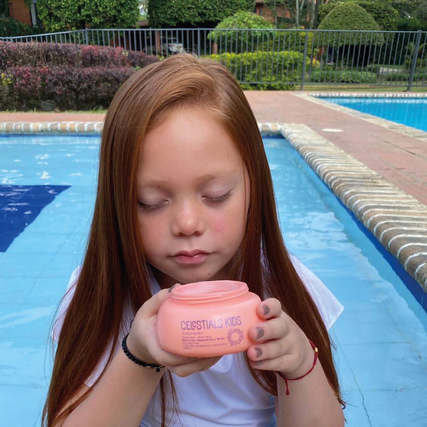 El Tratamiento Celestial Kids repara el cabello desde la primera aplicación. La balanceada adición de extracto de Aguacate, Aloe Vera y Pantenol aportan emoliencia, nutrición y acondicionamiento dejando el cabello suave, natural y con brillo.