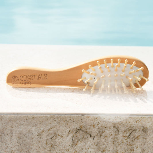 Nuestro Cepillo de Bambú Celestial Kids, ayuda a estimular los folículos pilosos y la circulación, promoviendo el crecimiento del cabello de manera natural y saludable, además acondiciona y desenreda el cabello y previene el frizz.