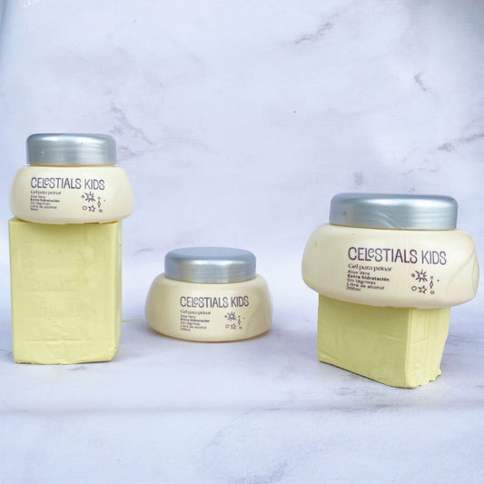 El Gel Celestial Kids moldea el cabello sin generar resequedad. Adicionado con Aloe Vera y Extracto de Manzanilla que hidratan profundamente el cabello.