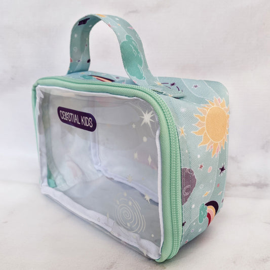 Estuche elaborado en lona poliéster con sublimación personalizada parte posterior, lateral y agarre, con vinilo transparente C112 al frente. Estampado frente a dos tintas