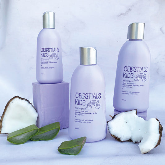 El Shampoo Celestial Kids entrega un cabello limpio, desenredado hidratado, hidratado y con brillo intenso. Sus componente activos como extractos de Coco y Aloe Vera aportan lubricación, fuerza y brillo a todo el cabello.