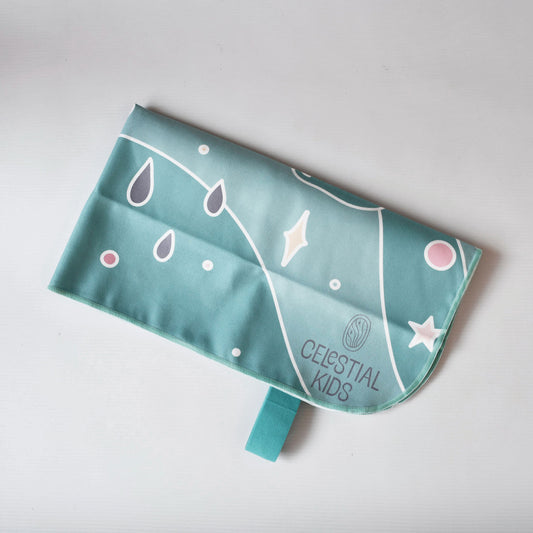 Toalla de Microfibra con estampado Celestial Home, es liviana y suave con la piel, incluye elástico para colgarla y facilitar su secado.