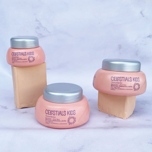 El Tratamiento Celestial Kids repara el cabello desde la primera aplicación. La balanceada adición de extracto de Aguacate, Aloe Vera y Pantenol aportan emoliencia, nutrición y acondicionamiento dejando el cabello suave, natural y con brillo.